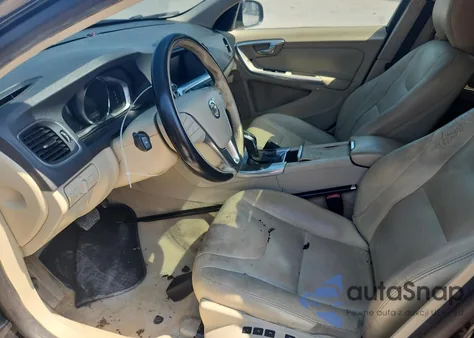 2015 Volvo S60 Premier z USA, uszkodzony, nr VIN YV140MFK6F2364447